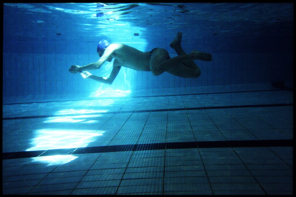 La vie sous-marine des piscines parisienne. ©Sacha Lenormand photographe Paris