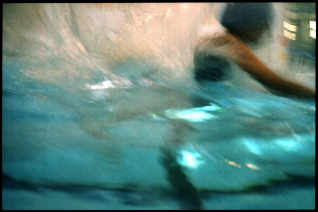 La vie sous-marine des piscines parisienne. ©Sacha Lenormand photographe Paris