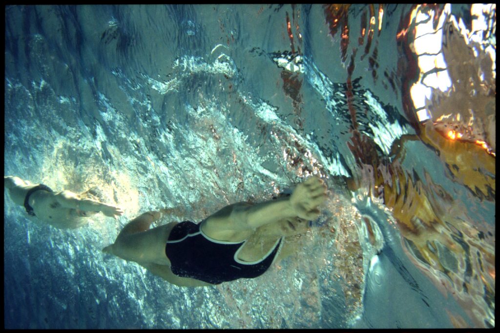 La vie sous-marine des piscines parisienne. ©Sacha Lenormand photographe Paris