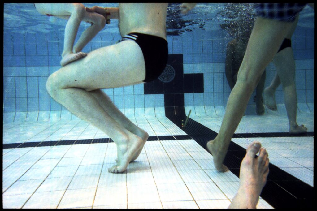 La vie sous-marine des piscines parisienne. ©Sacha Lenormand photographe Paris