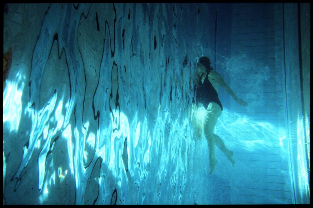 La vie sous-marine des piscines parisienne. ©Sacha Lenormand photographe Paris