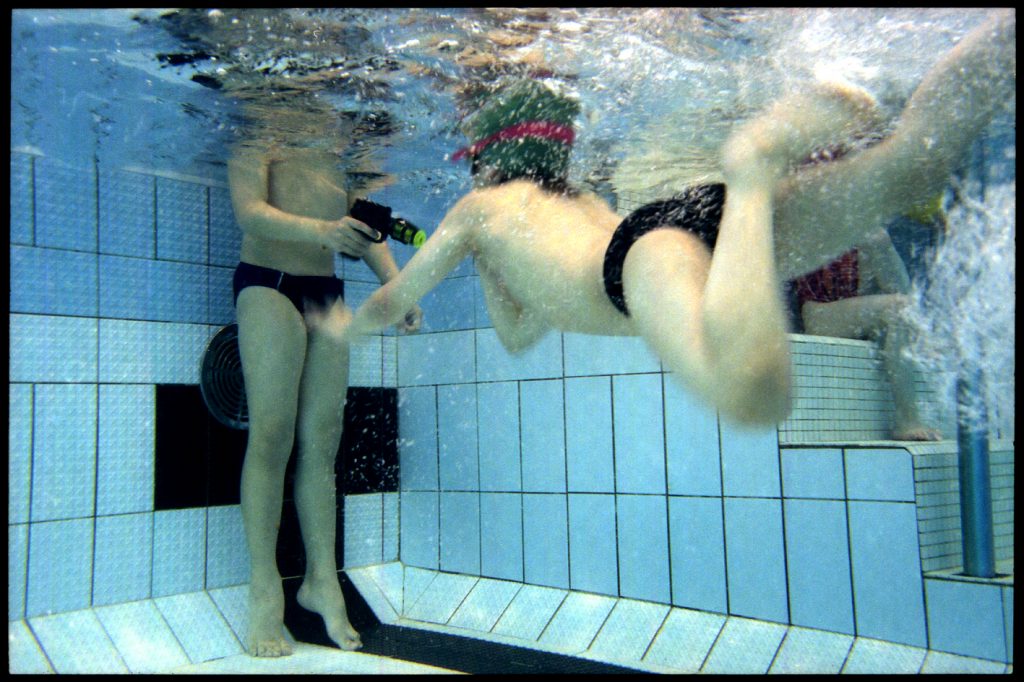 La vie sous-marine des piscines parisienne. ©Sacha Lenormand photographe Paris