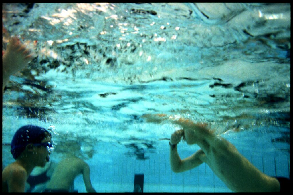 La vie sous-marine des piscines parisienne. ©Sacha Lenormand photographe Paris