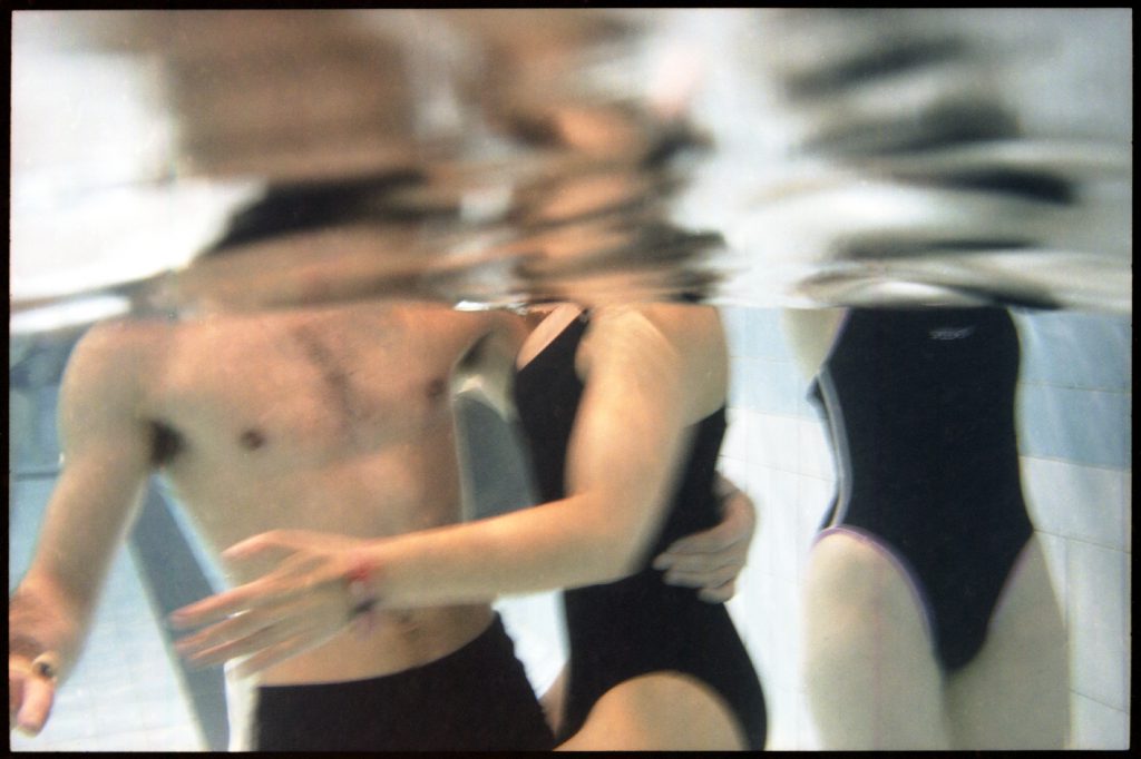 La vie sous-marine des piscines parisienne. ©Sacha Lenormand photographe Paris