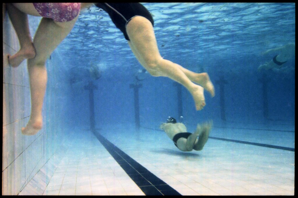 La vie sous-marine des piscines parisienne. ©Sacha Lenormand photographe Paris