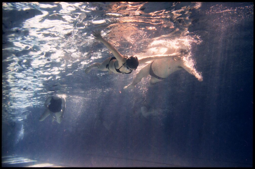 La vie sous-marine des piscines parisienne. ©Sacha Lenormand photographe Paris