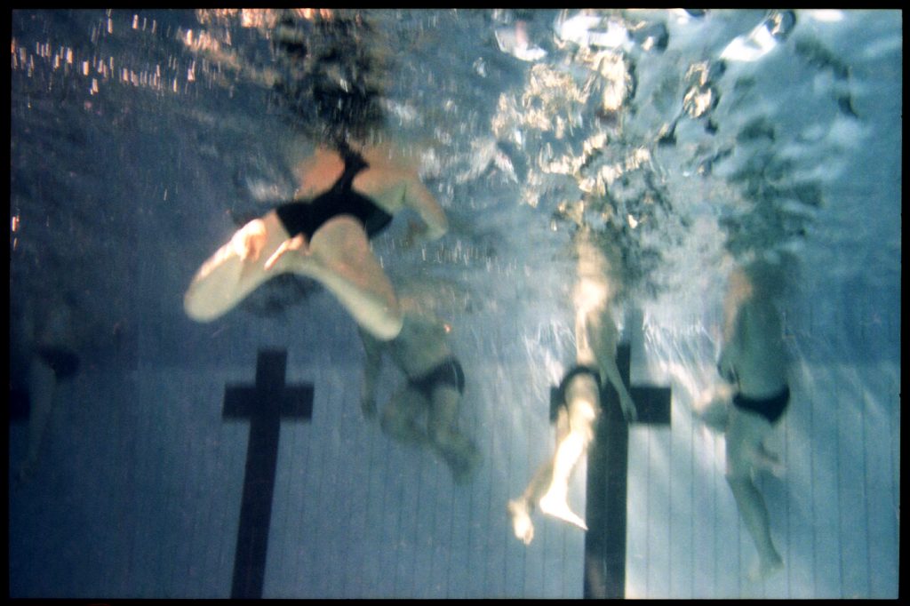 La vie sous-marine des piscines parisienne. ©Sacha Lenormand photographe Paris