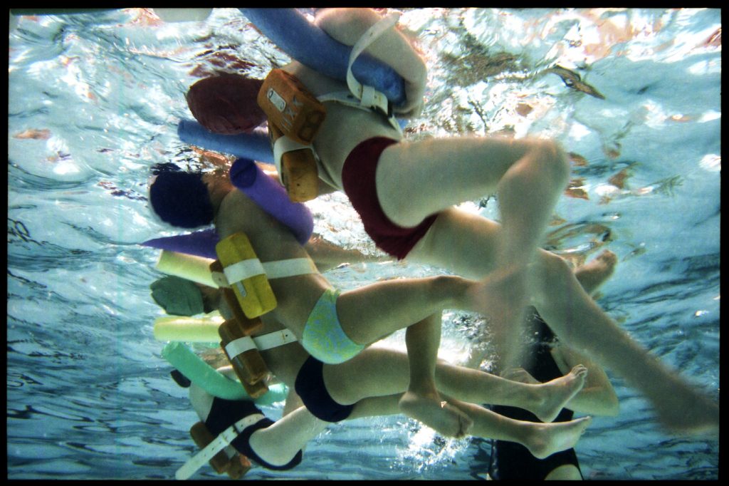 La vie sous-marine des piscines parisienne. ©Sacha Lenormand photographe Paris