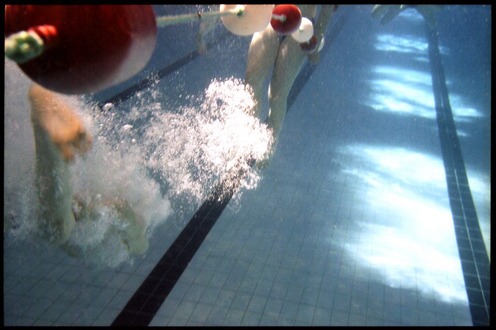 La vie sous-marine des piscines parisienne. ©Sacha Lenormand photographe Paris