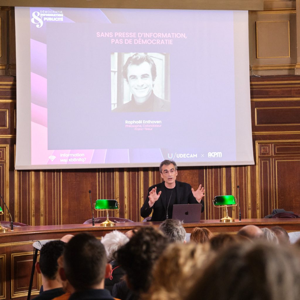 Reportage photographique conférence de presse réalisé par photographe pro à Paris ©Sacha LENORMAND