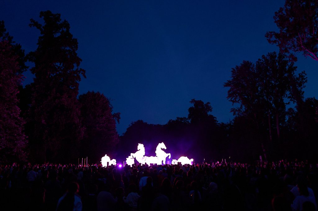 Spectacle de la Compagnie des Quidams, Fiers à Cheval